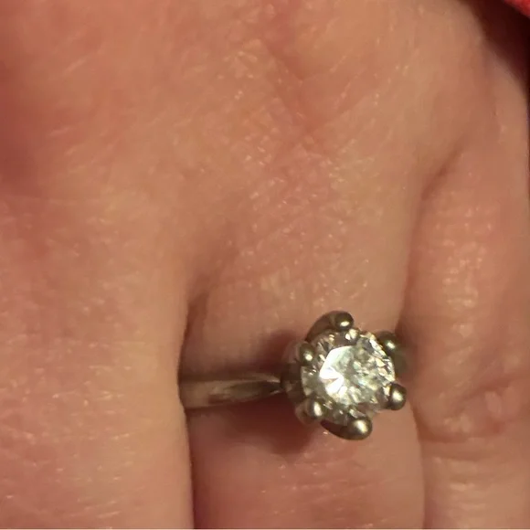 Stunning solitaire looks like white gold and real diamond but not checked - Picture 1 of 8
